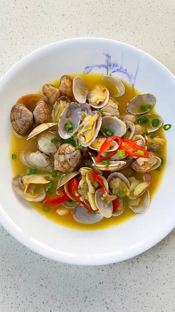 Clams in butter chicken broth, cooked in just 10 minutes